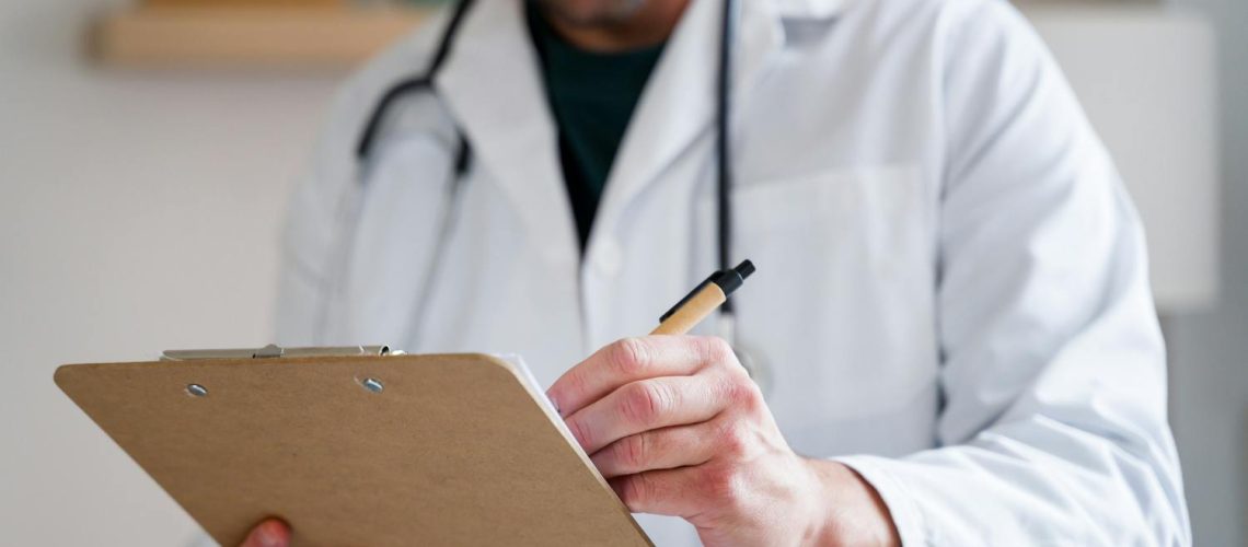 Pourquoi l'écriture des médecins est-elle si difficile à lire ?
