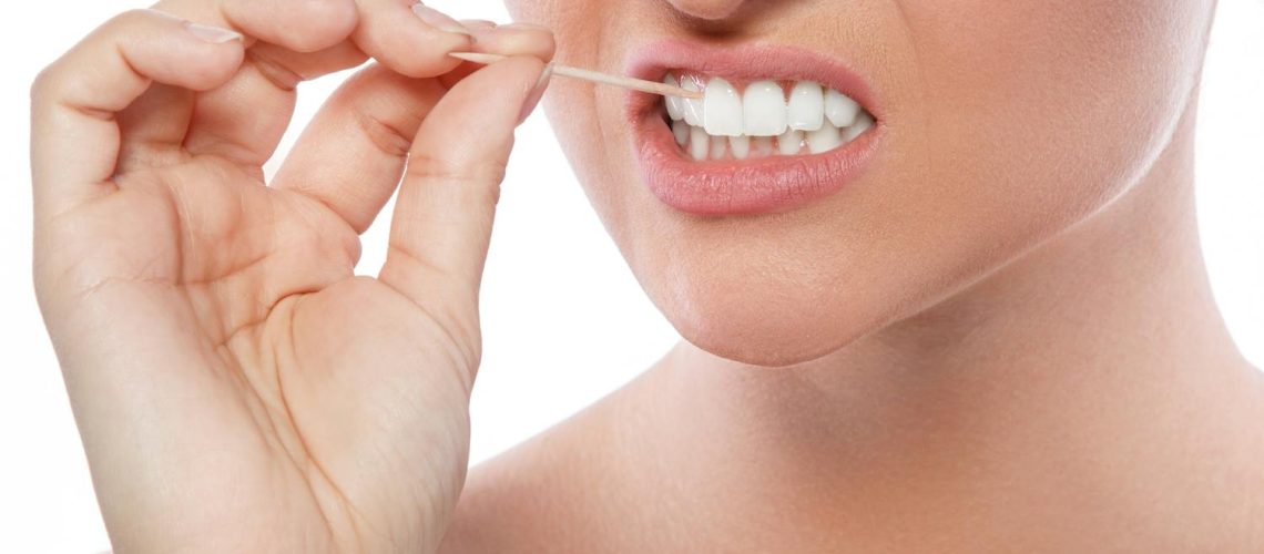 Utiliser un cure-dents : bonne ou mauvaise idée ?